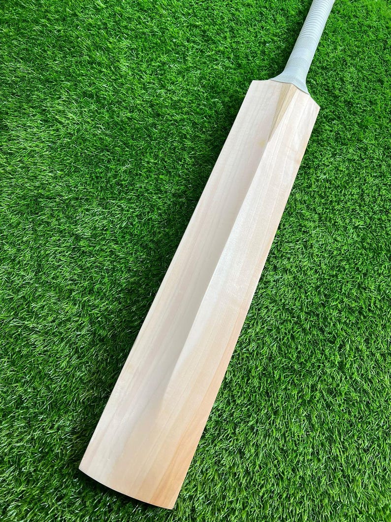 Custom Engraved English Willow Cricket Bat: Personalized Gift